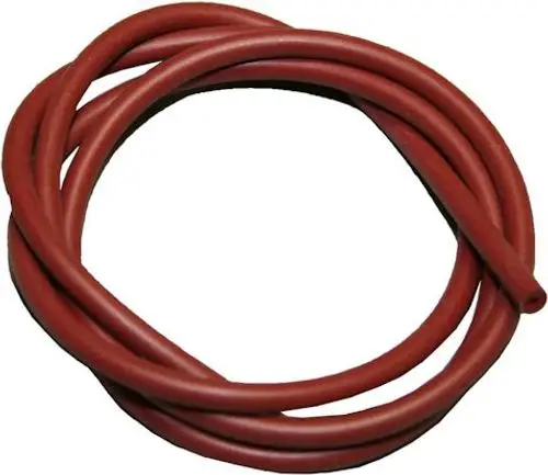 Roter Gummischlauch, spiralförmig aufgewickelt, aus elastischem Material. Mögliche Verwendung in Heizungs- und Kühlsystemen, möglicherweise von Bosch.